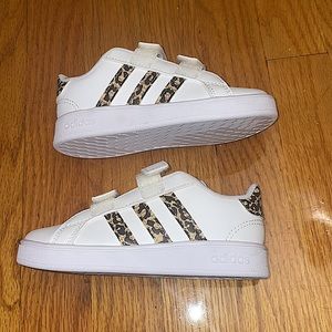 Toddler Grand Court Addidas Sneaker (NWOB)